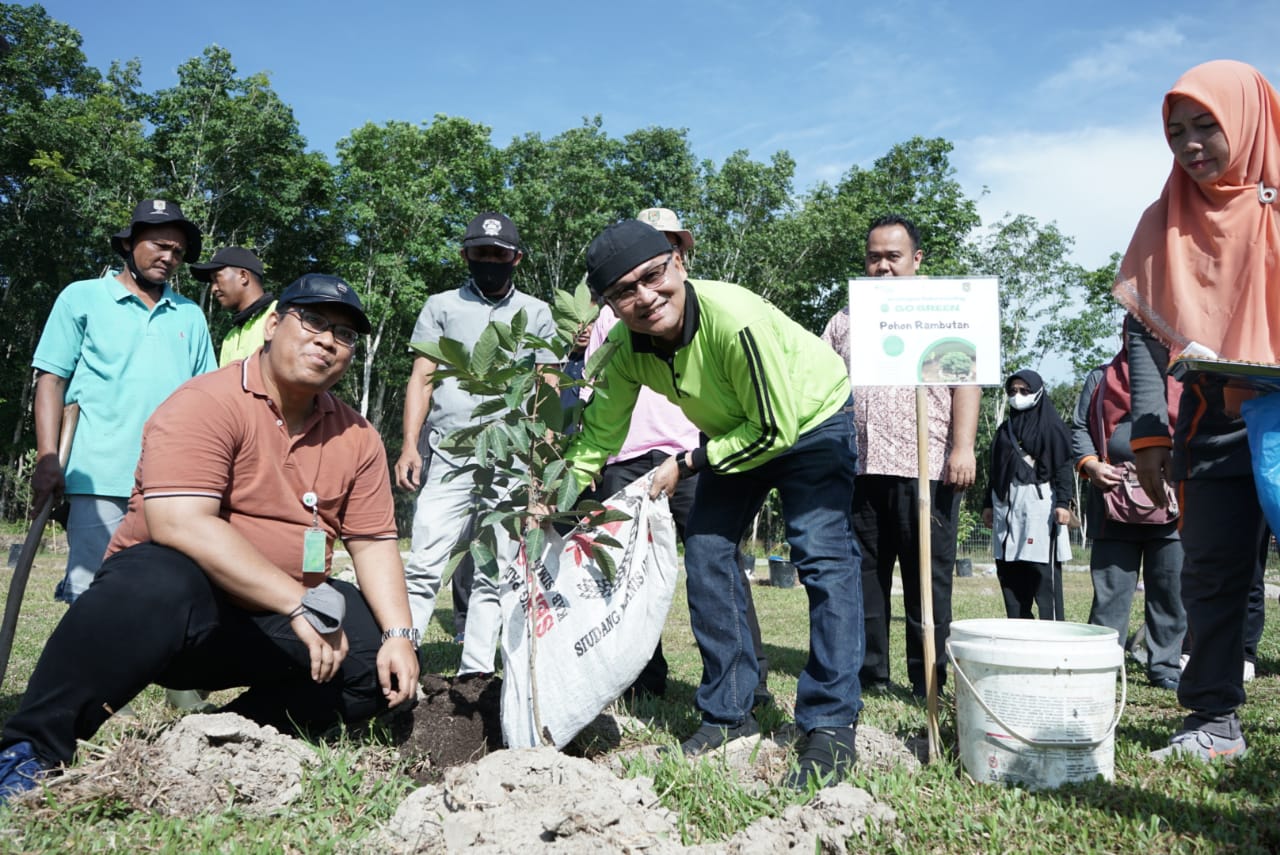 Dinas LH bersama BPJS Ketenagakerjaan Lakukan Penanaman Pohon di Lokasi Hutan Kota