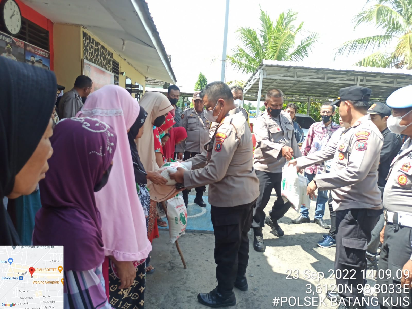 Polsek Batang Kuis Polresta Deli Serdang Bagikan Sembako Ringankan Beban Masyarakat Terdampak Kenaikan BBM