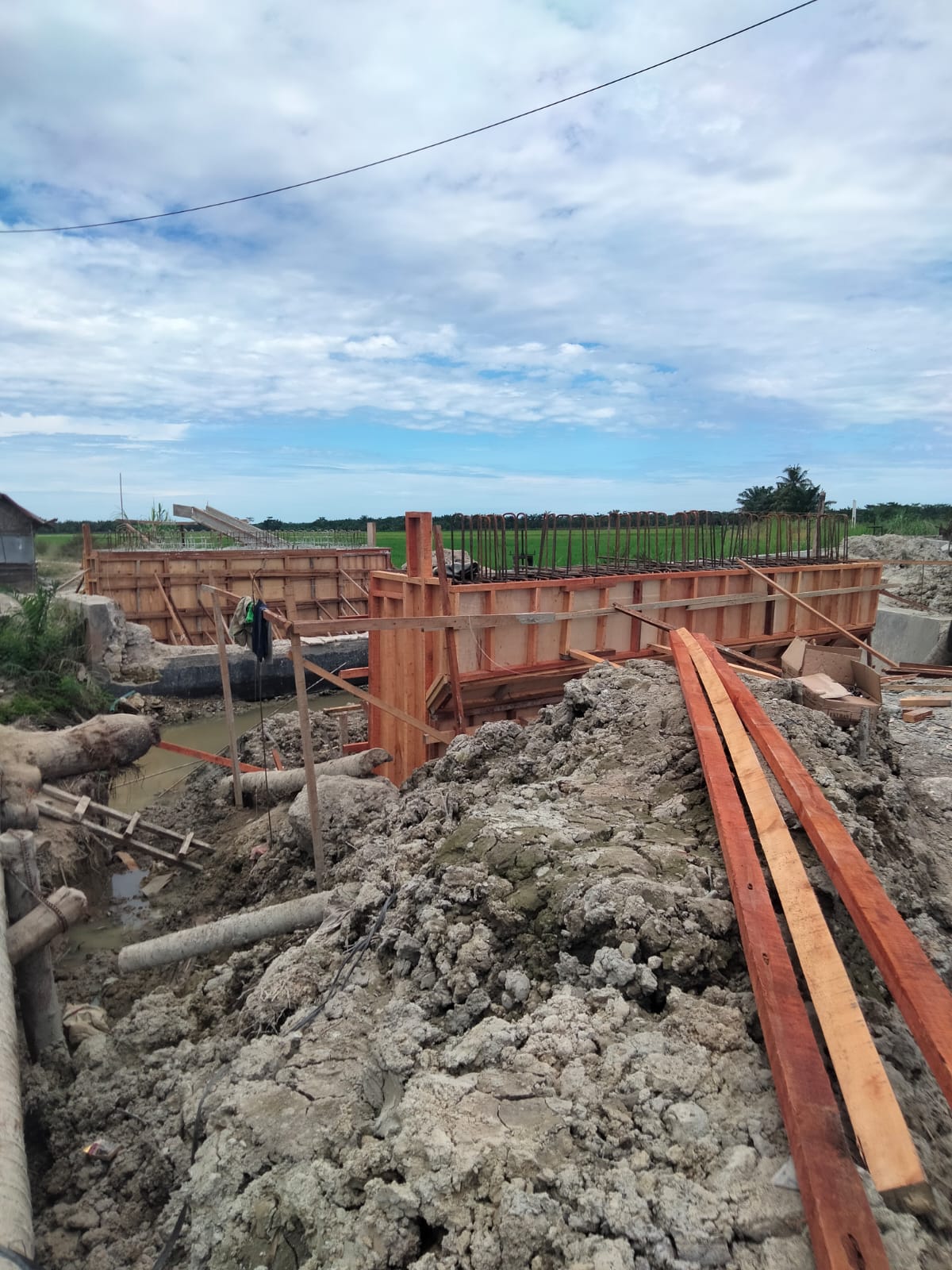 Takut Diketahui Masyarakat Besarnya  Pagu Anggaran, Pekerjaan Jembatan Berdiri Tanpa Plank
