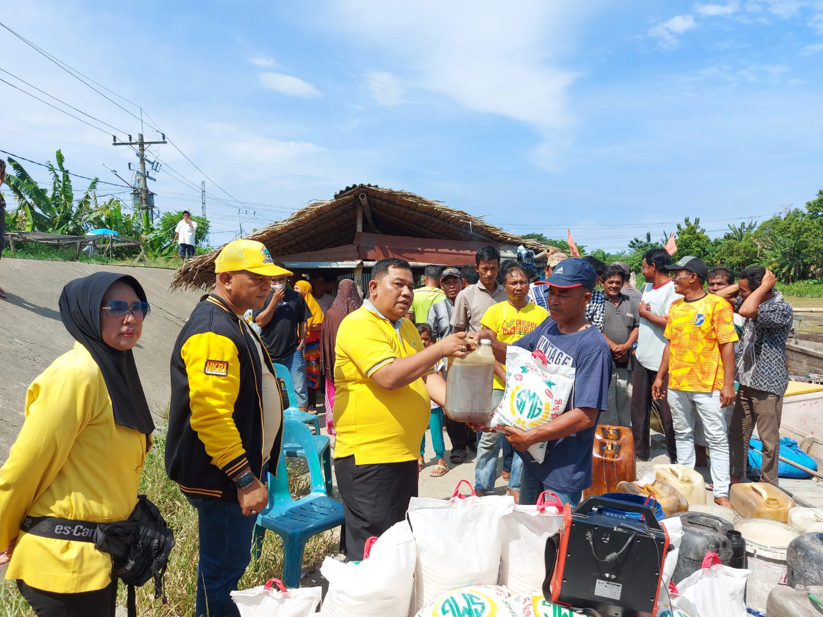 Golkar Sumut Kembali Salurkan Beras Murah dan BBM Subsidi Untuk Nelayan di Medan Utara