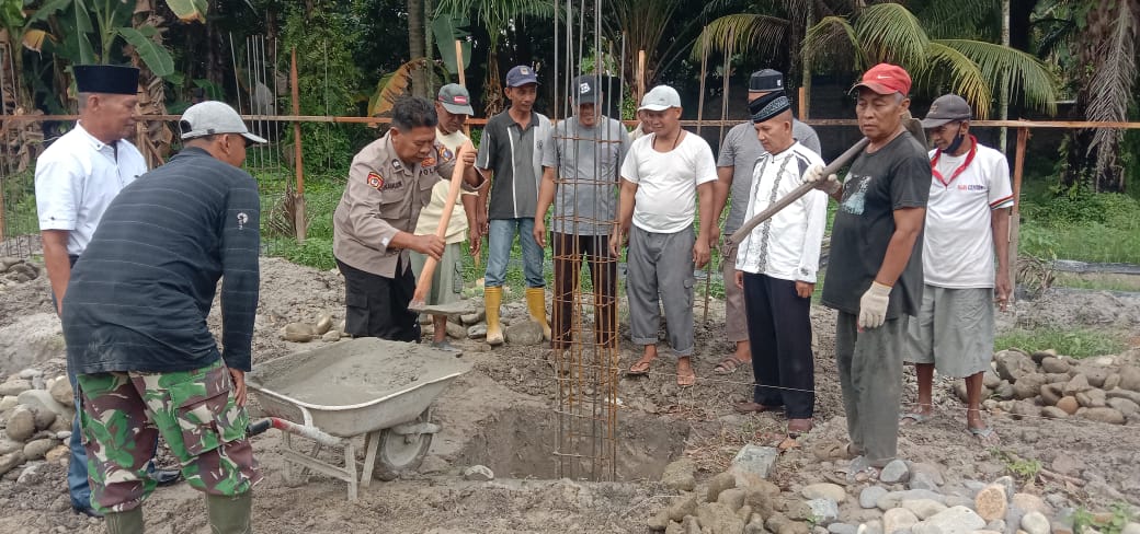 Kapolsek Kisaran Kota Serahkan 10 Sak Semen untuk Pembangunan Masjid Silaturahmi