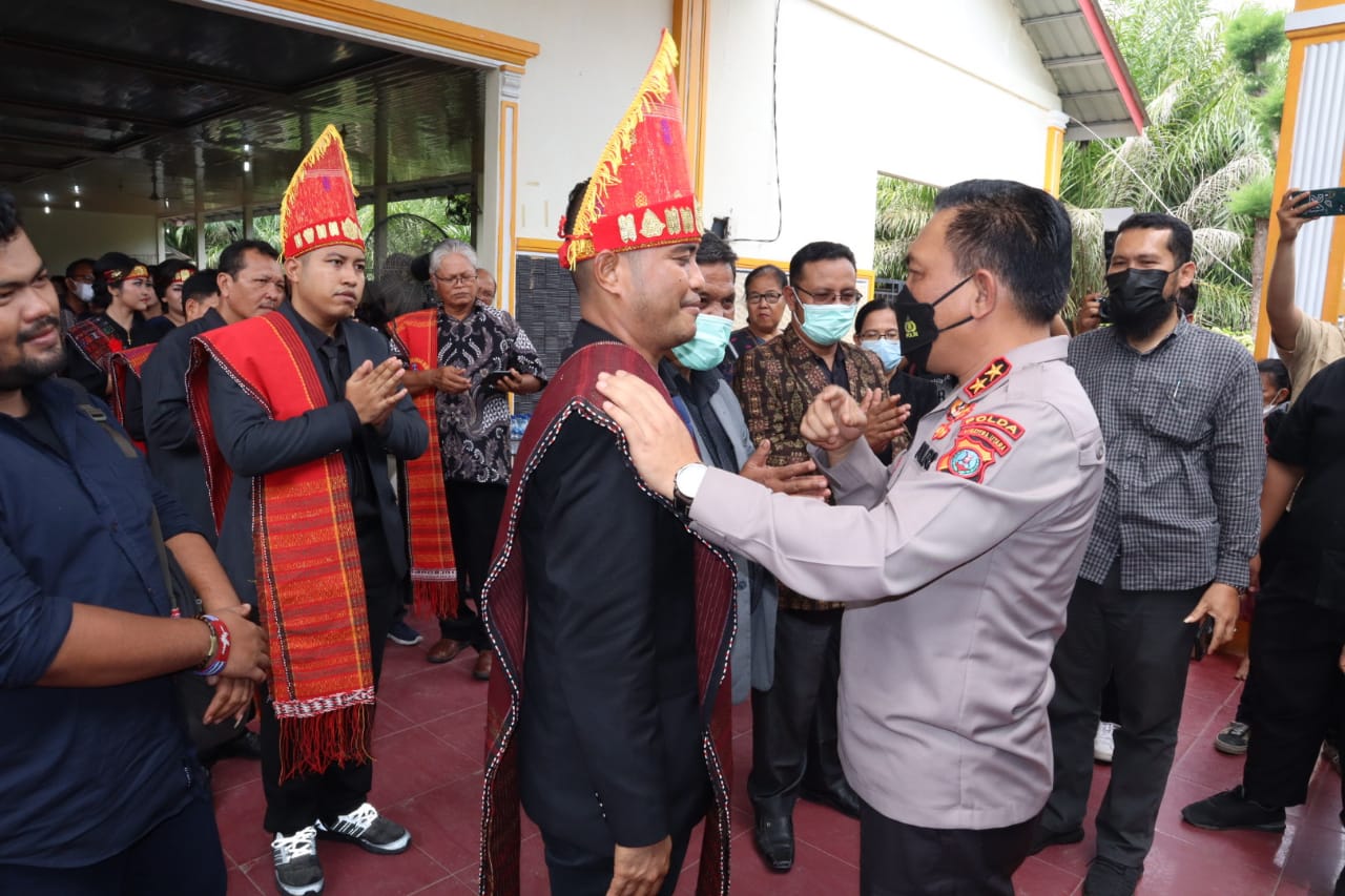 Kapolres Asahan Dampingi Kapolda Sumut Hadiri Acara Adat Pemakaman Ibunda Ketum GMKI Pusat