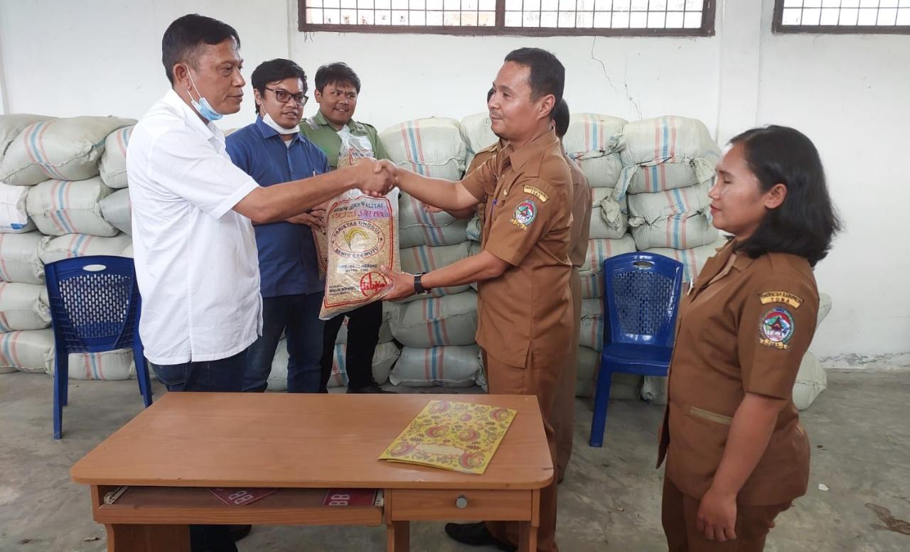 TPL Memberi Bantuan Bibit Padi Kepada Petani Melalui Pem. Kabupaten Toba