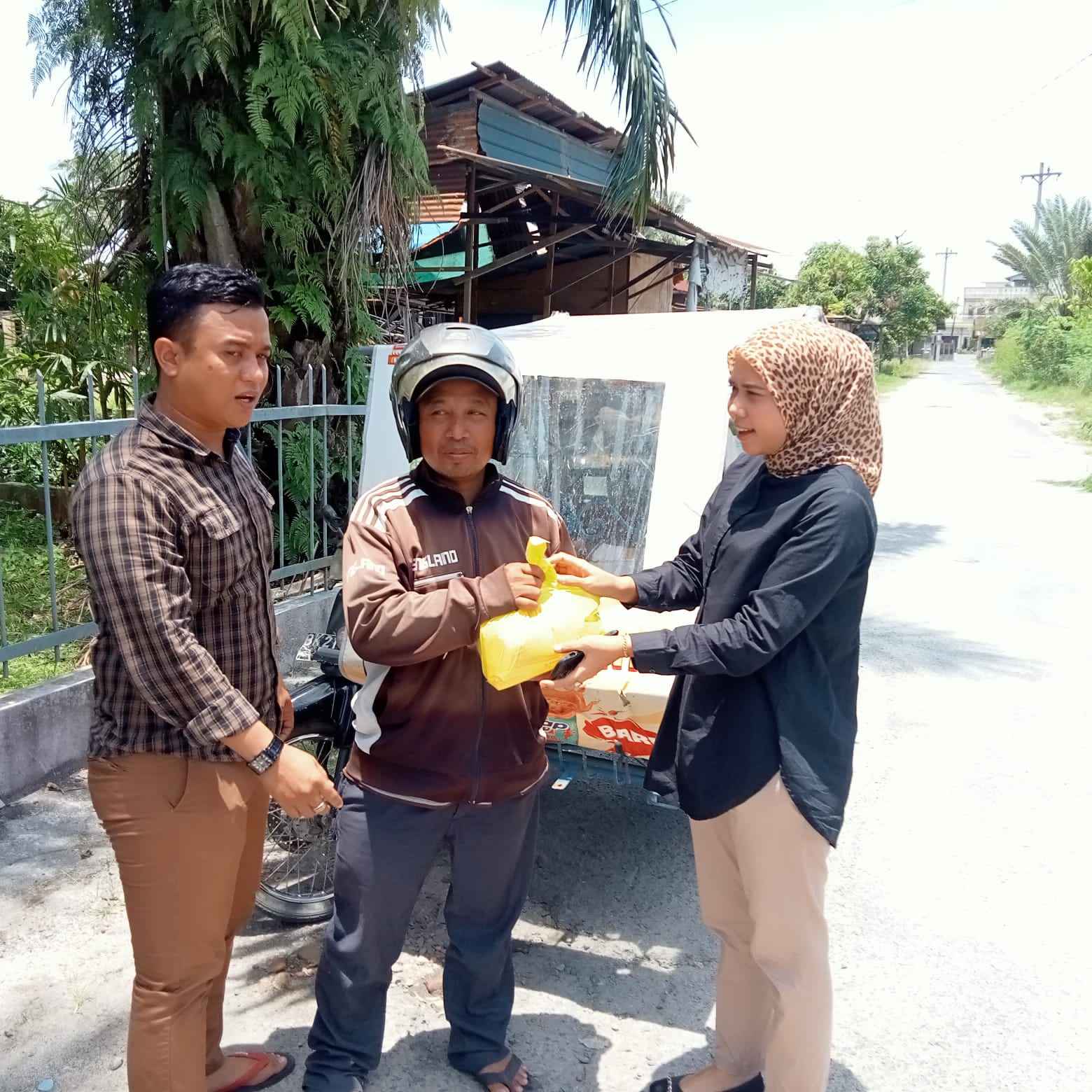 Sat Narkoba Polresta Deli Serdang Bagikan Bansos Ringankan Beban Masyarakat Terdampak Kenaikan BBM