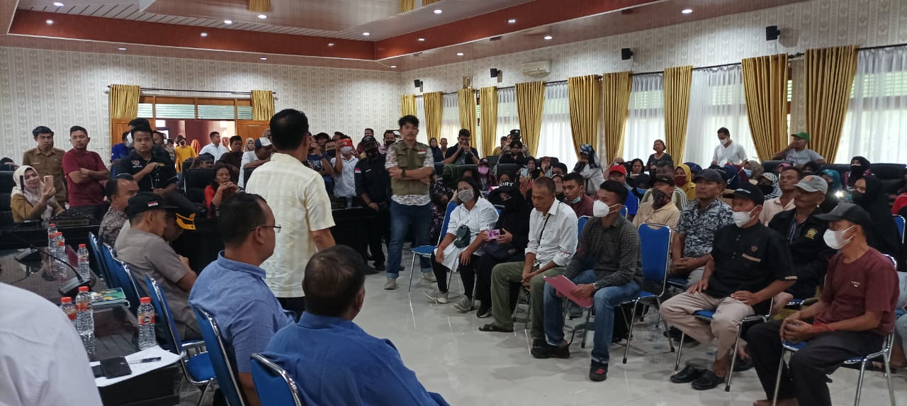 Ratusan Warga Geruduk Kantor DPRD,Minta Batalkan Hasil Pemilihan Kepling T. Tinggi