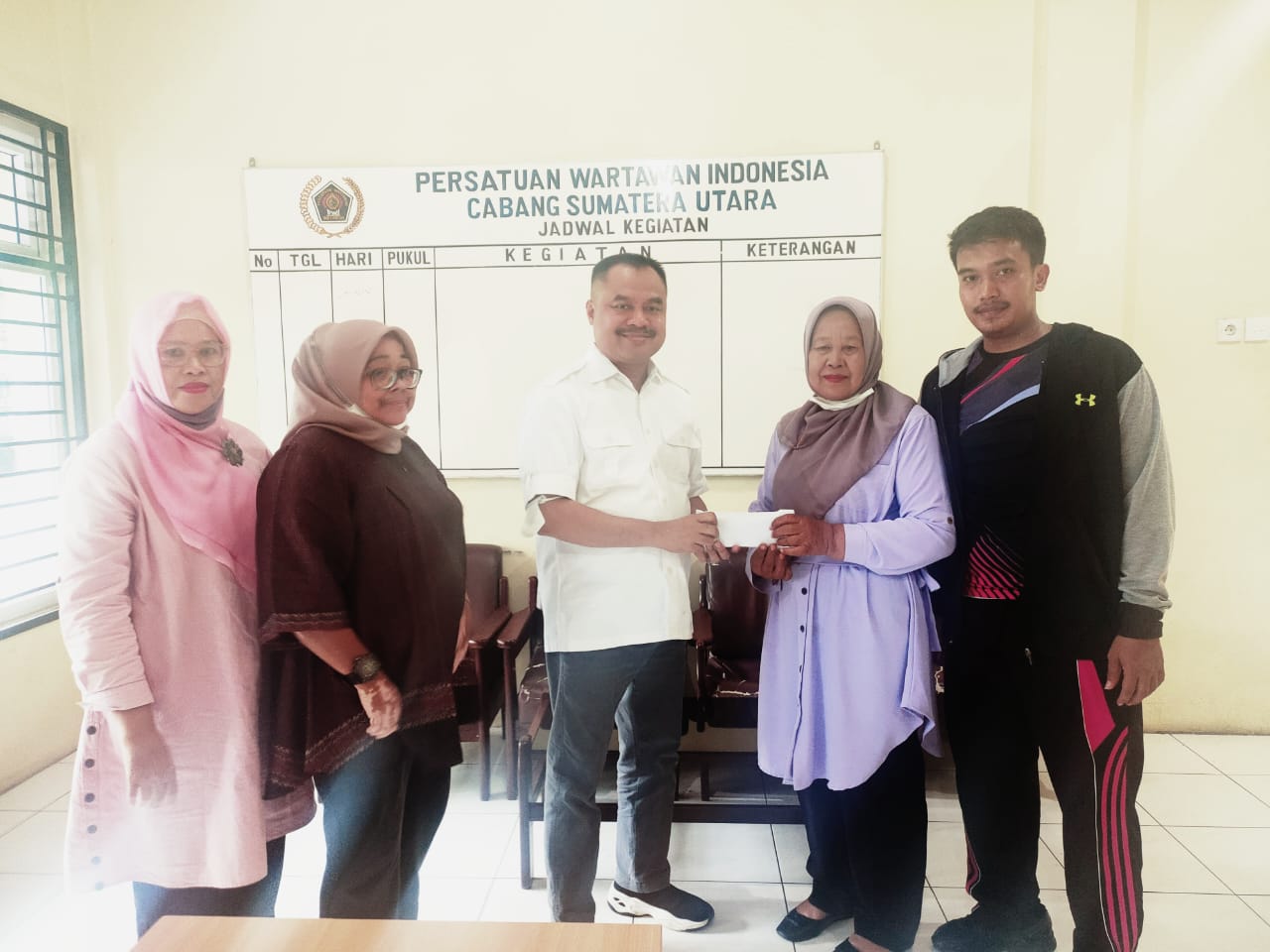 PWI Sumut SerahkanSantunan Asuransi MNC Life Almarhum Hembri Ginting
