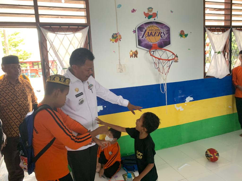 Camat Sunggal Perbaiki Sarpras Sekolah Anak Berkebutuhan Khusus PKBM Bernas