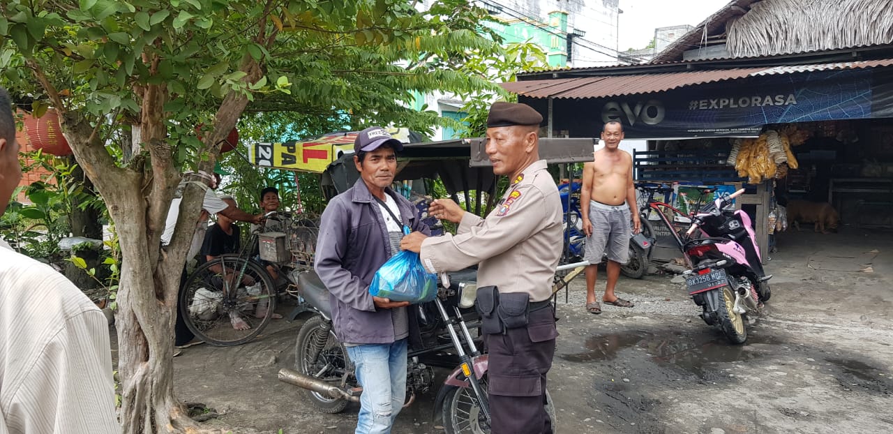 Sat Samapta Polresta Deli Serdang Bagikan Bansos Kepada Masyarakat Terdampak Kenaikan BBM