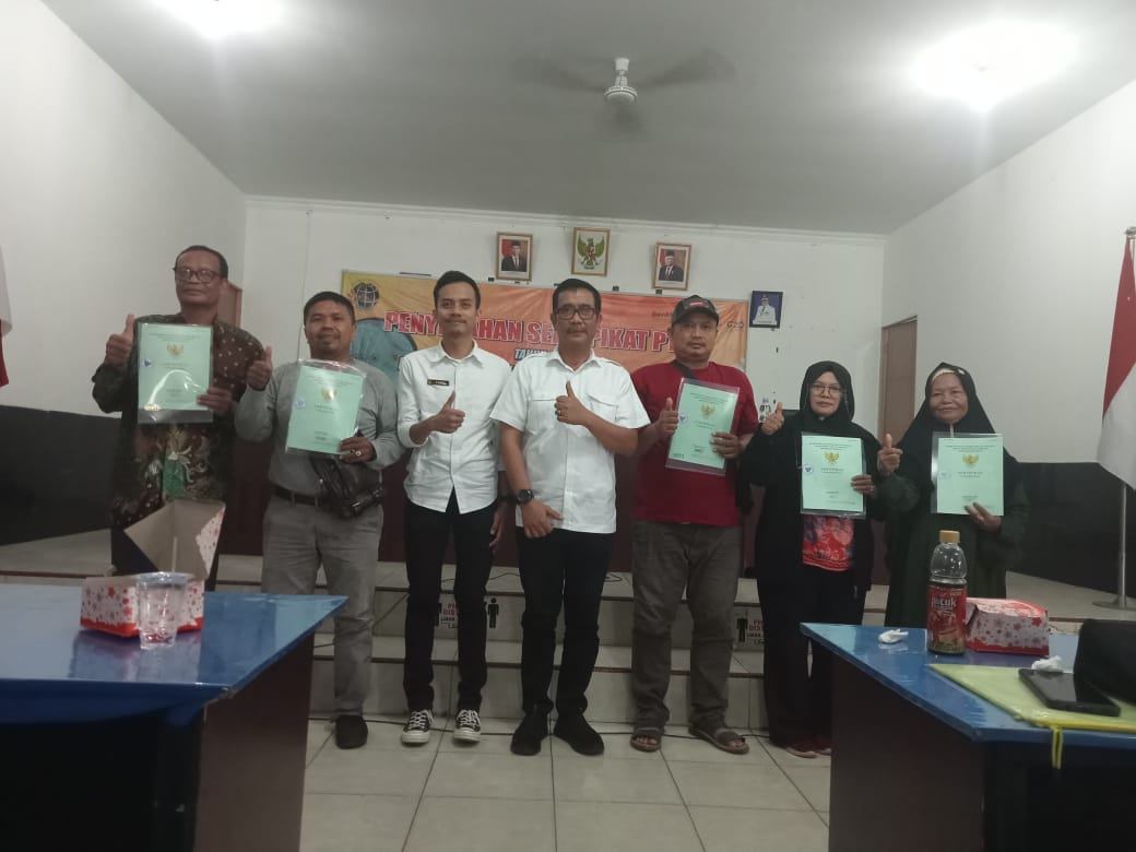 Disambut Antusias Warga, BPN Deliserdang Serahkan Sertifikat PTSL di Desa Tembung