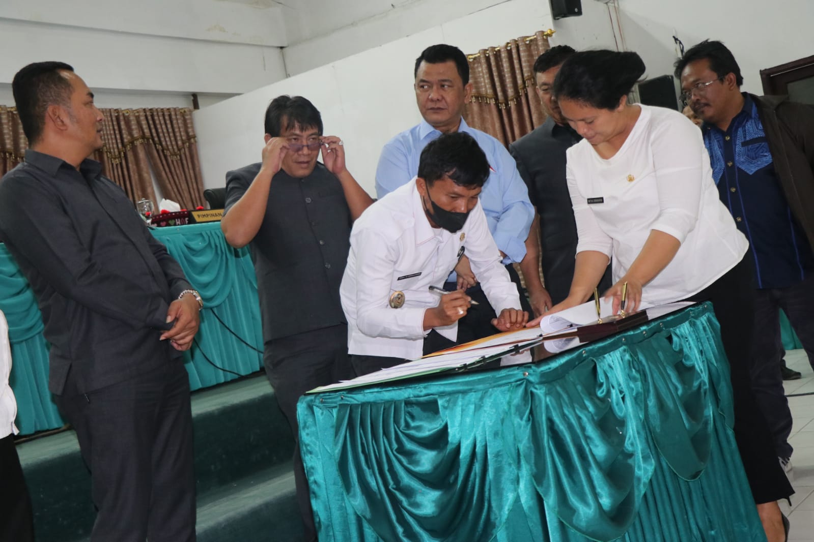 Pemkab dan DPRD Toba Tandatangani Nota Kesepakatan Ranperda P APBD TA 2022 dan Ranperda Perubahan nama Desa Bius Gu Barat menjadi Desa Lumban Sirait Gu