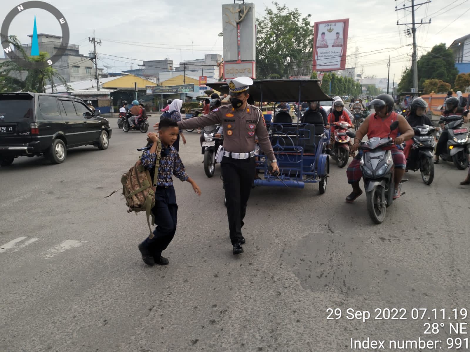 Kasat Lantas Polres Tanjung Bali AKP HW. Siahaan Turun Langsung Mengatur Lalulintas Padat Pagi