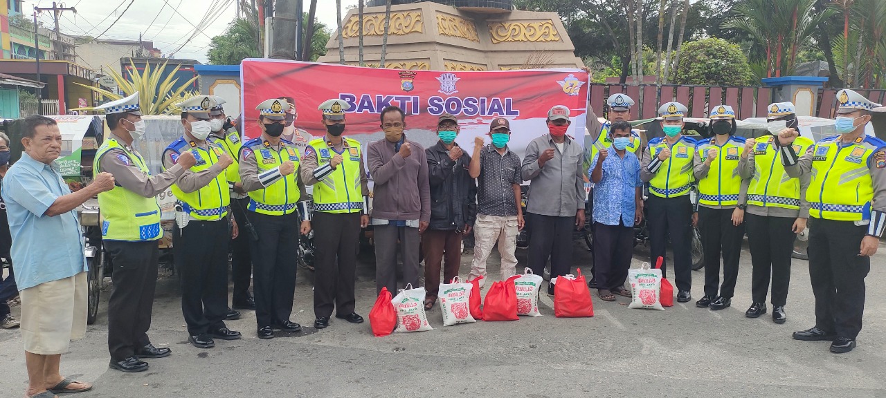 Sat Lantas Polresta Deli Serdang Bagikan Bansos Kepada Masyarakat