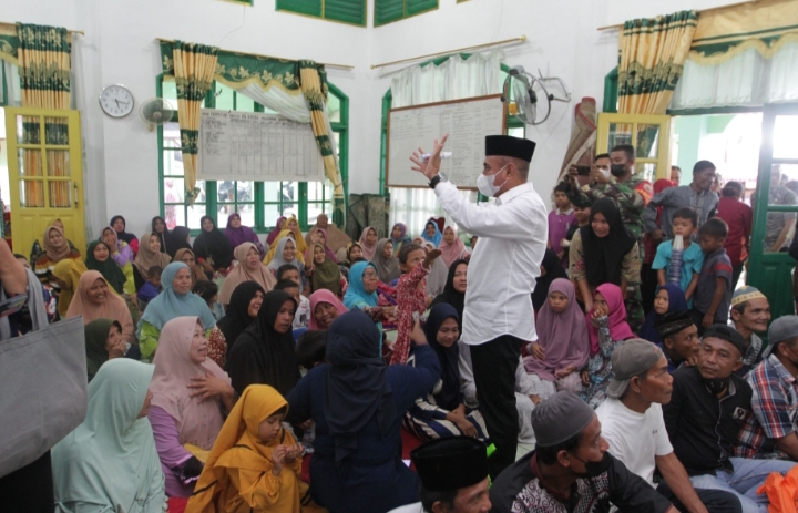 Kunker di Tapteng, Edy Rahmayadi Sapa Warga dan Berikan Bantuan Pembangunan Mesjid