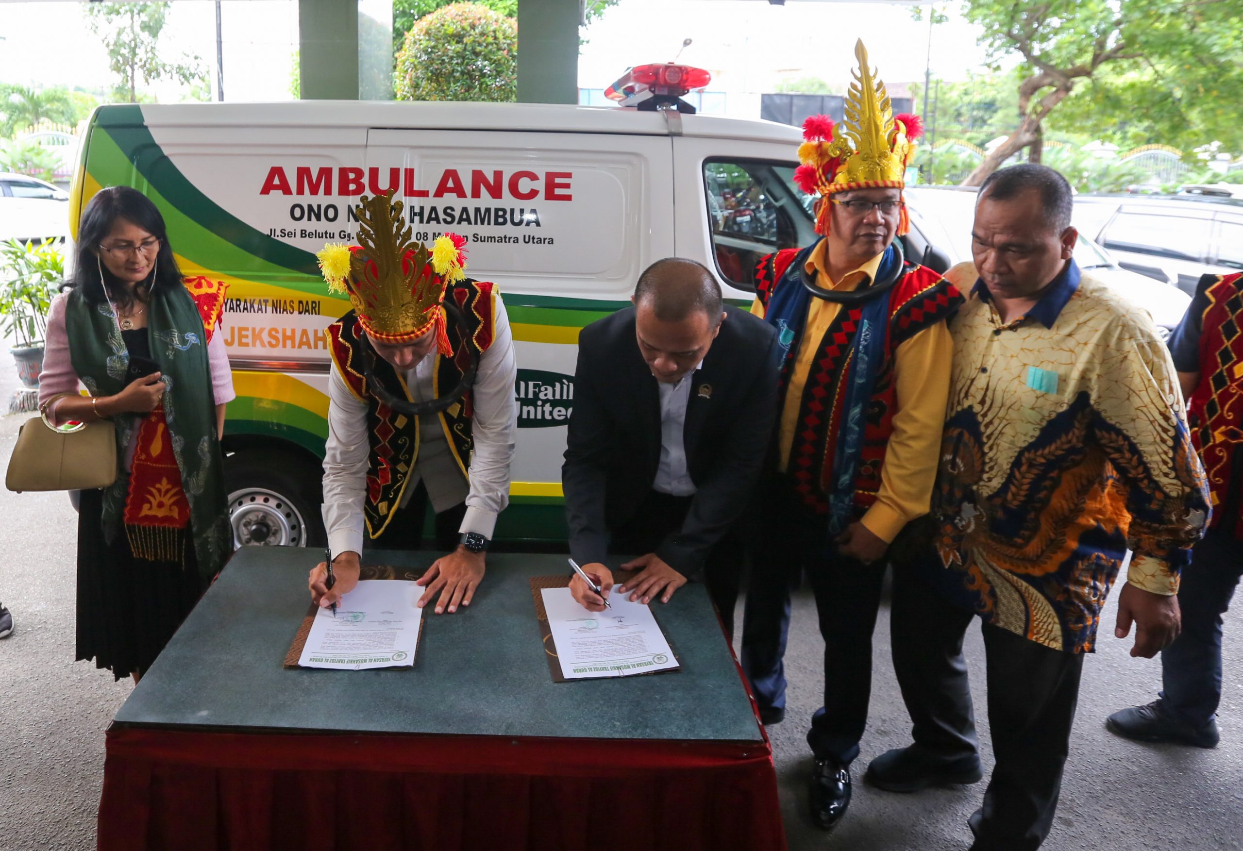 Silaturahmi dengan Ono Niha Hasambua,  Musa Rajekshah Berikan Bantuan Ambulans