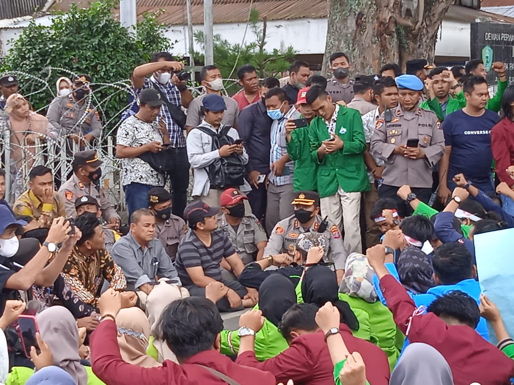 Humanis, Kapolres Padangsidimpuan Melantai di Tanah Dengan Pengunjuk Rasa & Anggota DPRD