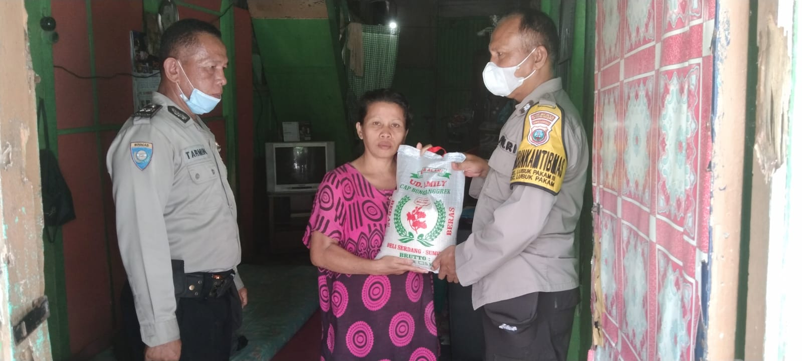 Polsek Lubuk Pakam Polresta Deli Serdang Bagikan Bansos Kepada Masyarakat Terdampak Naiknya Harga BBM*