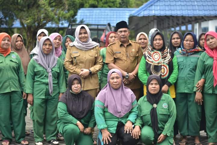 Salurkan Gaji Pokok Ke Petugas Kebersihan dan Keamanan, Ini Pesan Atika
