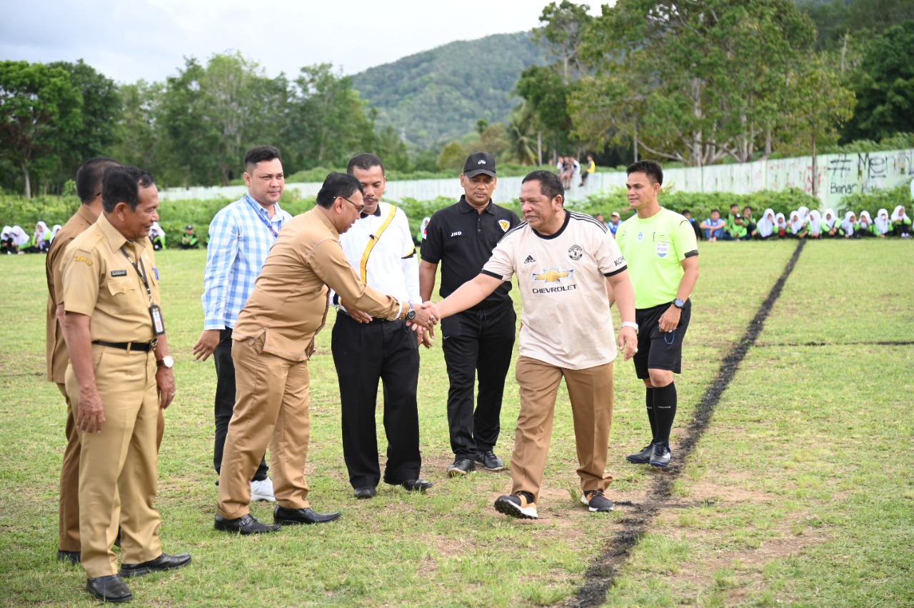 Walikota Irsan Efendi Nasution Buka Turnamen sepak bola piala PS SMP Negeri 5 PSP