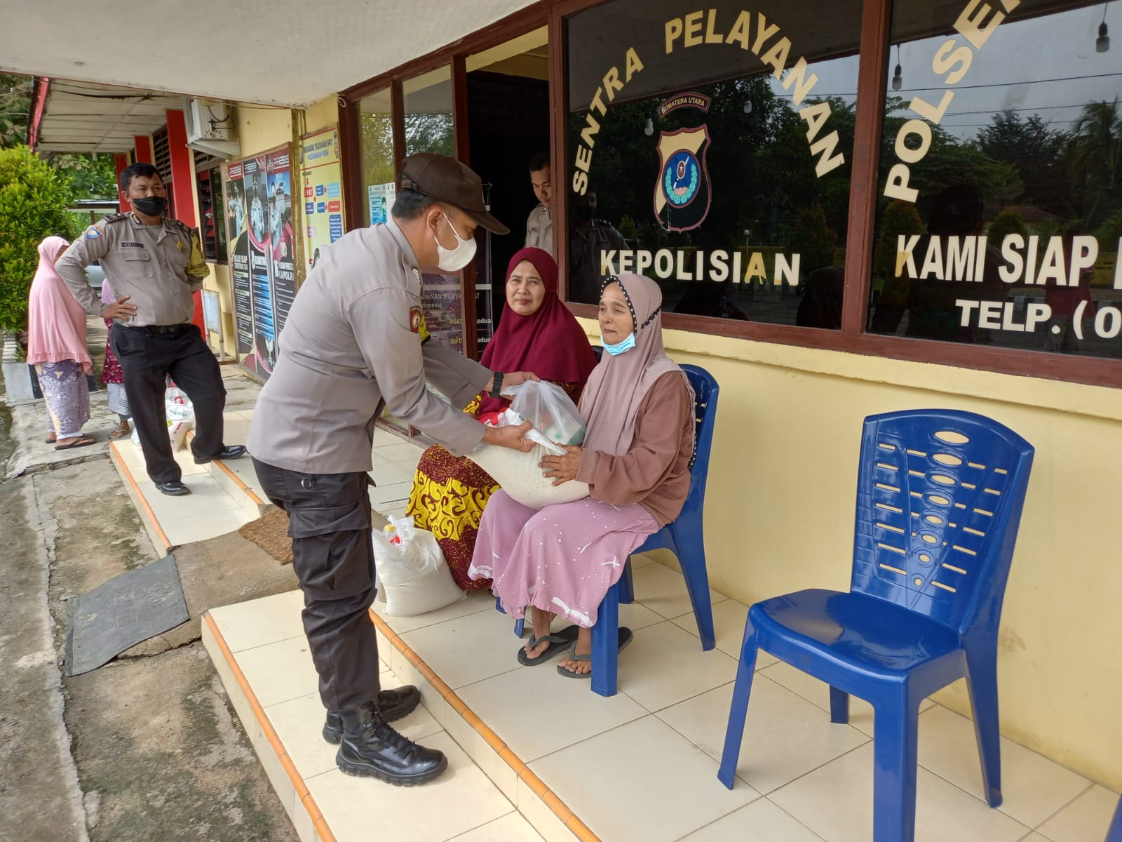 Polsek Bangun Purba Polresta Deli Serdang Bagikan Bansos Kepada Masyarakat Bentuk Kepedulian Untuk Ringankan Beban Masyarakat Akibat Naiknya Harga BBM*