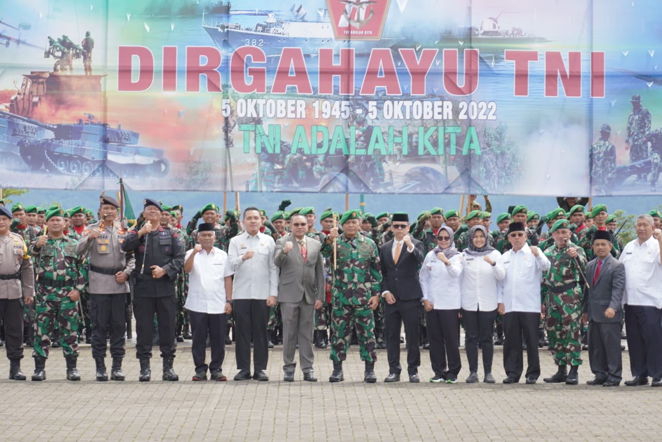 Bupati Pakpak Bharat Hadiri Upacara HUT TNI Di Lapangan Kantor Bupati Taput
