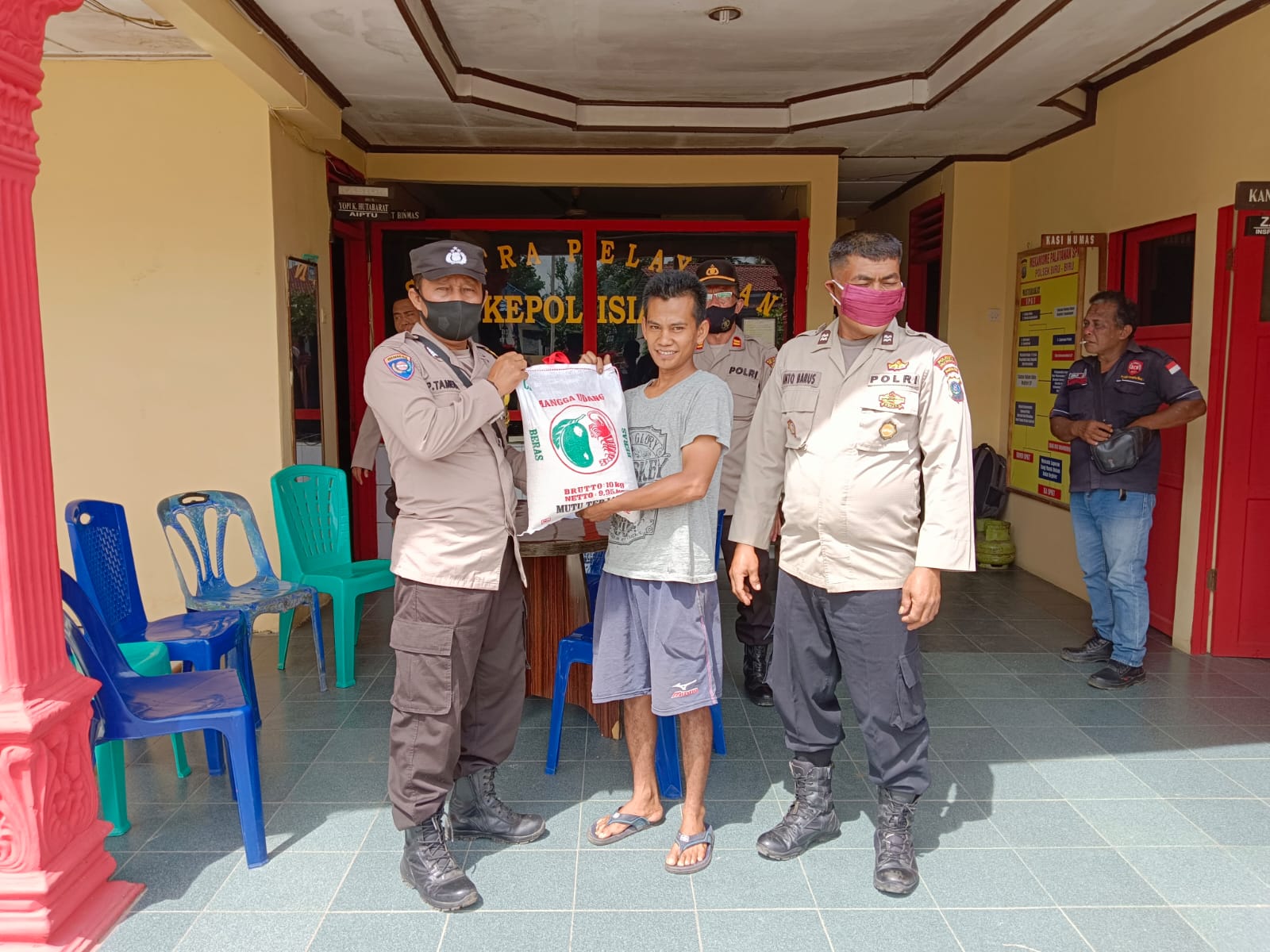 Polsek Biru-Biru Polresta Deli Serdang Bagikan Bansos Kepada Masyarakat Yang Terdampak Kenaikan Harga BBM