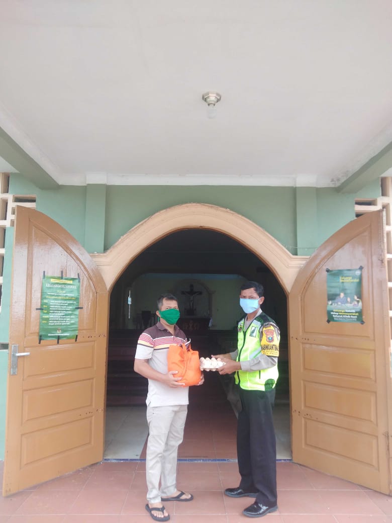 Polsek Lubuk Pakam Polresta Deli Serdang Bagikan Bansos Kepada Masyarakat Yang Terdampak Kenaikan Harga BBM