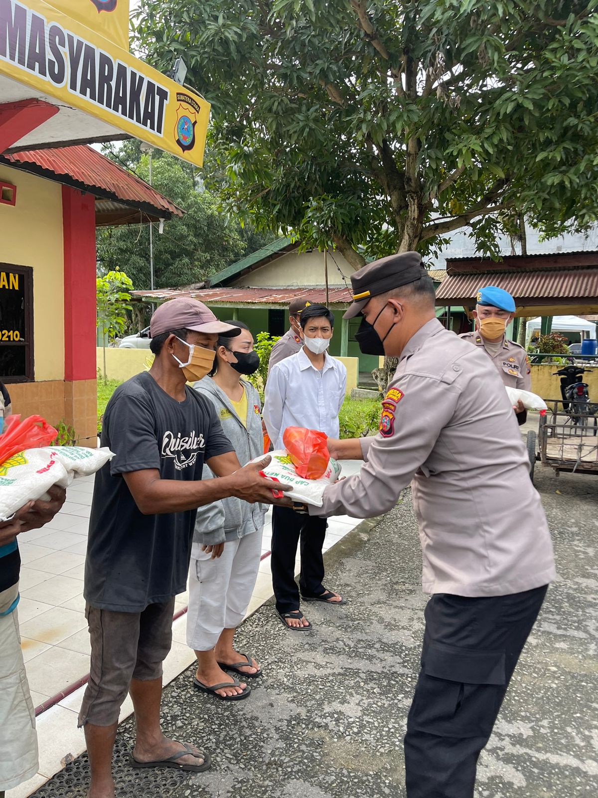 Polsek Galang Polresta Deli Serdang Bagikan Bansos Kepada Masyarakat Yang Terdampak Kenaikan Harga BBM