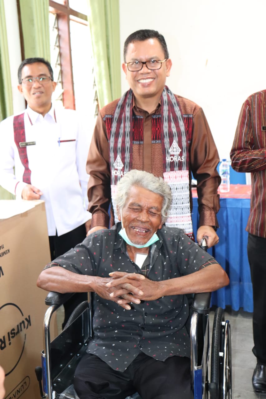 Bupati Toba Menyerahkan Alat Bantu Kepada 36 Orang Penyandang Disabilitas Di Kecamatan Balige.