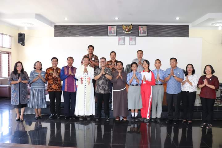 Bupati Toba Berangkatkan Kontingen PESPARANI Tingkat Nasional Dengan Pesan Promosikan Toba Sebagai Daerah Wisata