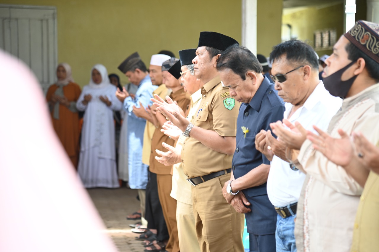 Walikota Padang Sidempuan Irsan Efendi NasutionÂ  Melayat ke rumah duka Alm. Agus Salim Siregar