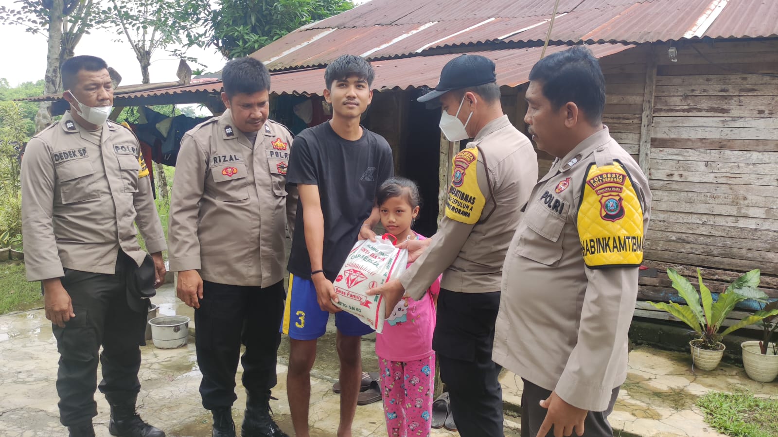 Polsek Tanjung Morawa Berikan Bansos Kepada Masyarakat Untuk Ringankan Ekonomi Masyarakat Terdampak Kenaikan BBM