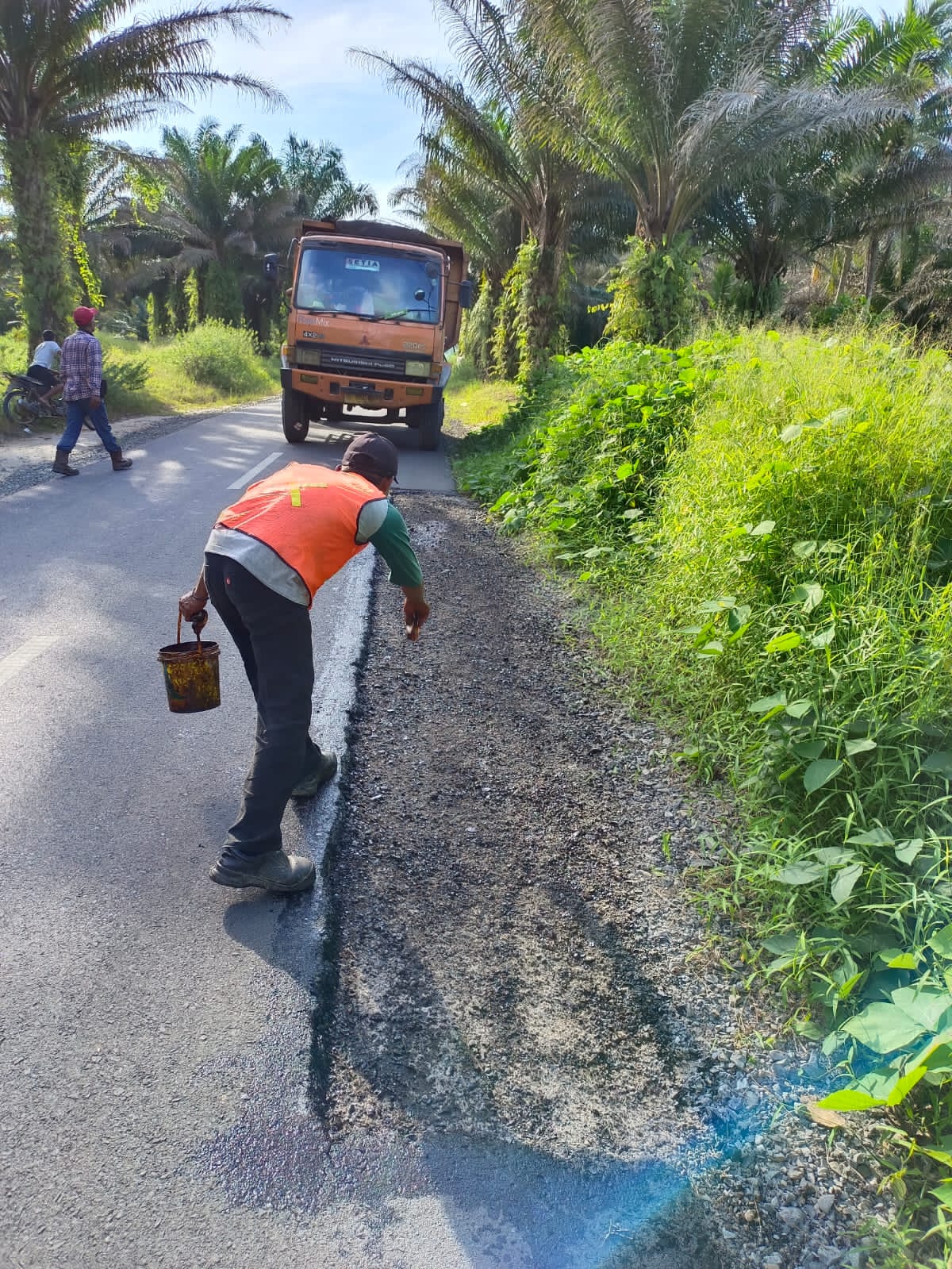 Dinas PUPR Sergai Perbaiki Jalan Rusak di Desa Sei Parit, Johan Sinaga : Ini Akibat Dilintasi Kenderaan Over Tonase