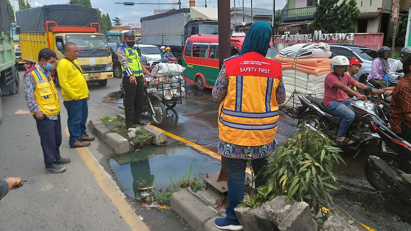 Dapati Jalanan Rusak Akibatkan Kemacetan, Sat Lantas Polresta DS Terjun Ke Lapangan dan Koordinasi Dengan BBPJN Sumut