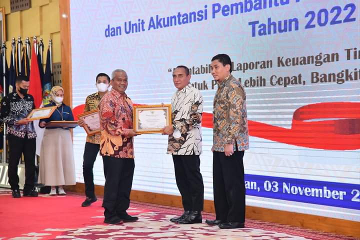 Plt Bupati Palas Terima Penghargaan Atas Raihan WTP dari Menkeu, 