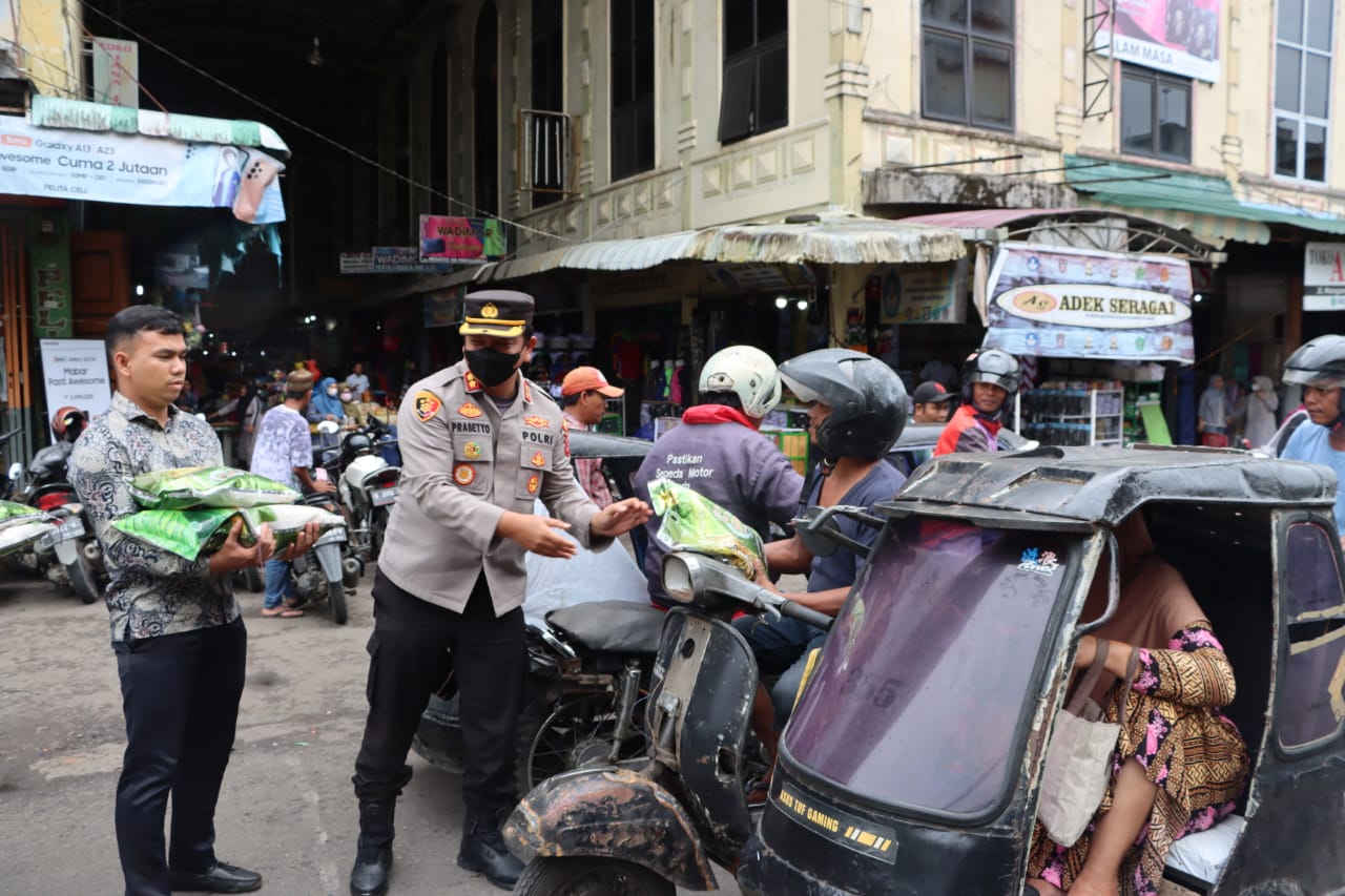 Kapolres Padang Sidempuan Bagikan Sembako Kepada  Pengemudi Betor 