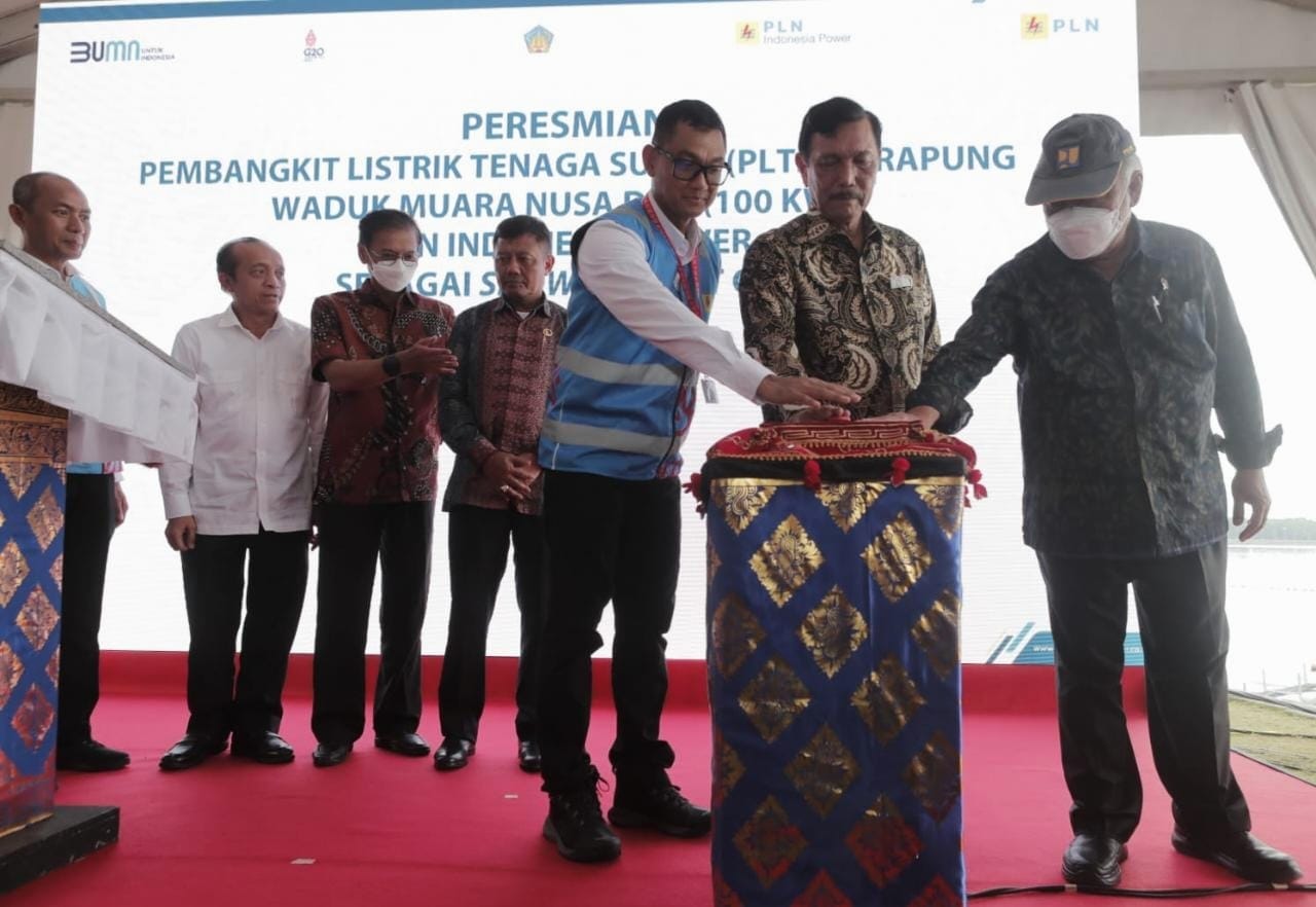 Jelang KTT G20, Menko Luhut Resmikan PLTS Terapung Milik PLN di Nusa Dua Bali