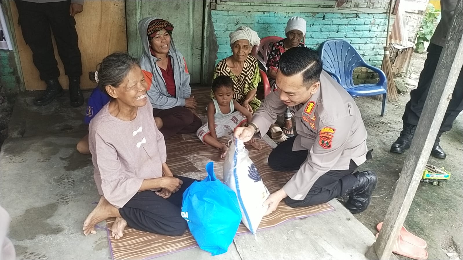 Peduli masyarakat, Kapolresta Deli Serdang Blusukan Berikan Bansos Untuk Warga Kurang Mampu