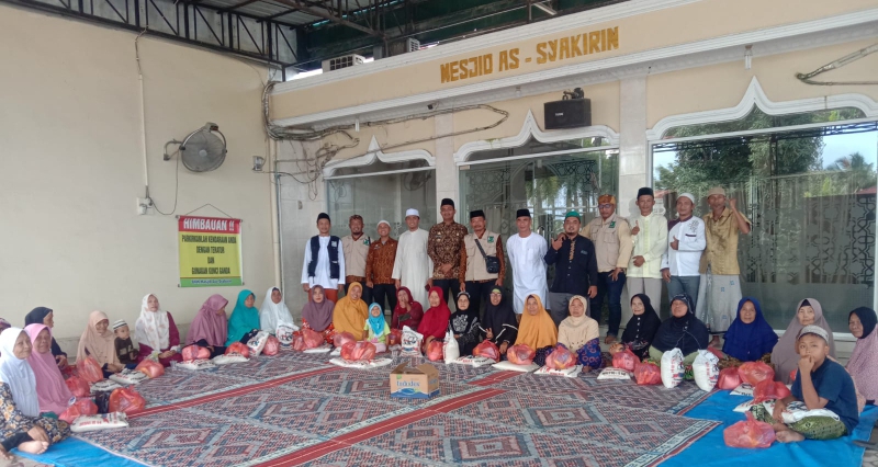 Kades Bersama KSJ Desa Sambirejo Timur Sampaikan Santunan Sembako Warga Di Mesjid Asy Syakirin