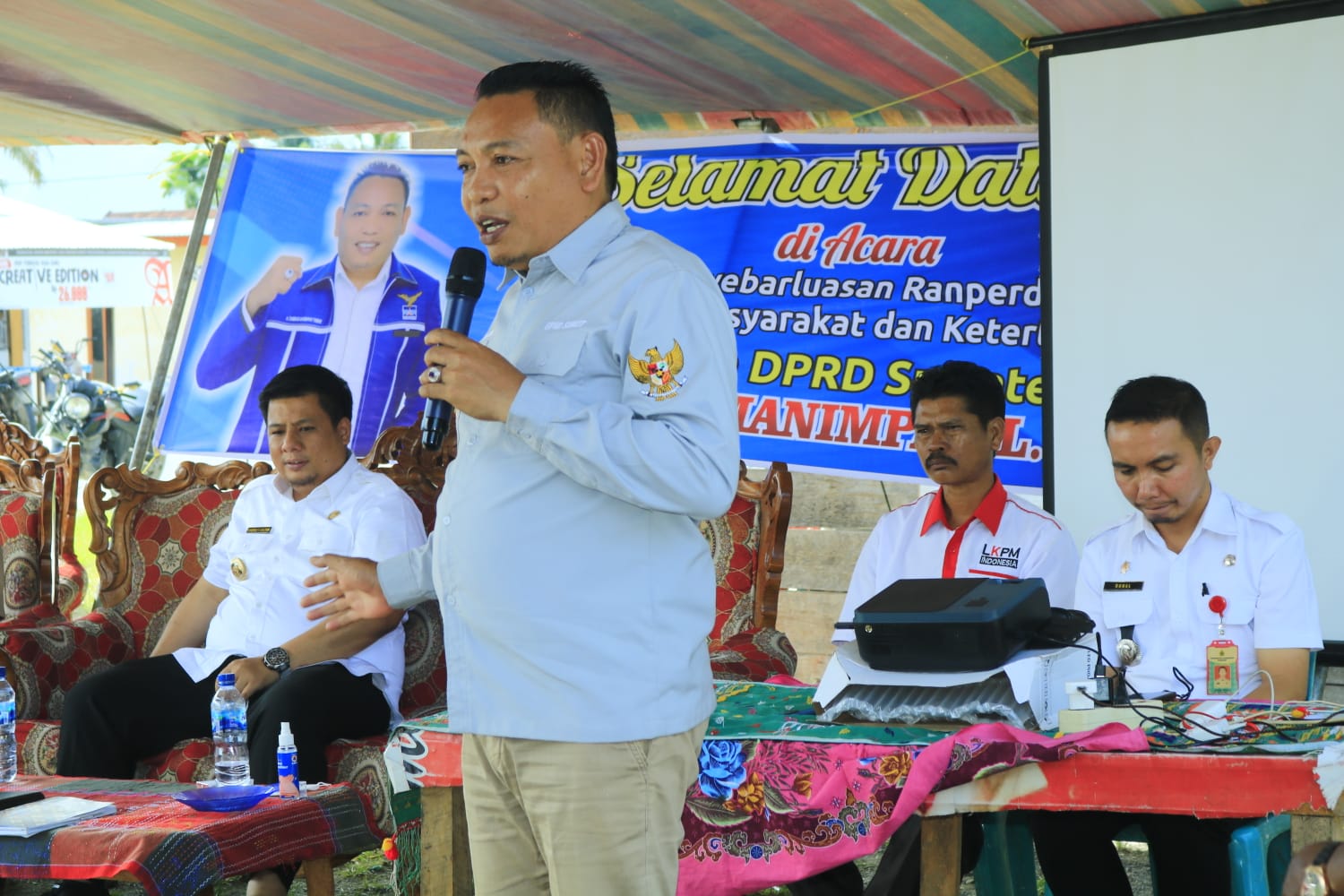 GELAR PASAR MURAH, BUPATI SAMOSIR APRESIASI ANGGOTA DPRD SUMUT TANGKAS MANIMPAN L. TOBING