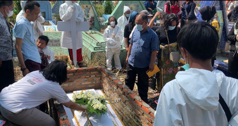 BHABINKAMTIBMAS POLSEK KOTA KISARAN TETAP JAGA KEWASPADAAN SAAT PENGAMANAN PEMAKAMAN JENAZAH COVID-19
