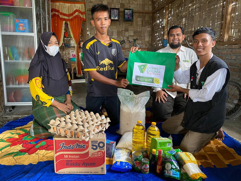 Ketuk Pintu Mustahik DD Waspada, Bantu Bu Rini Buruh Ikat Sapu Lidi