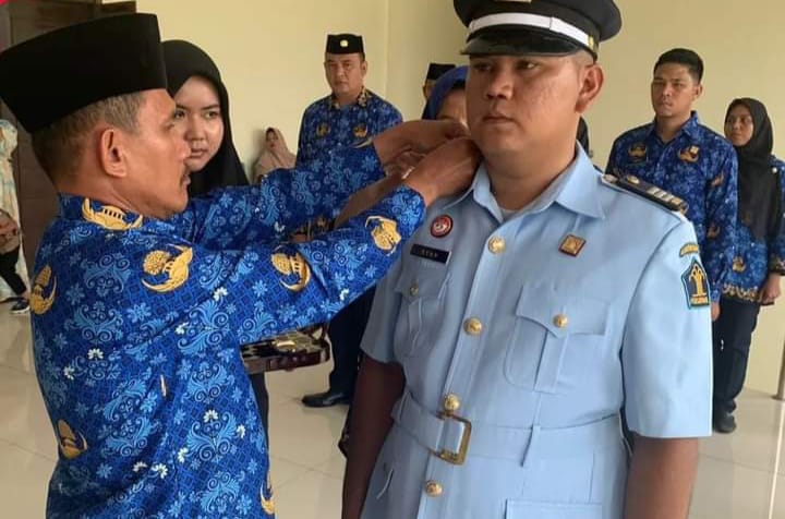 Kalapas Kelas IIB Padangsidimpuan Kanwil Kemenkumham Sumatera Utara Sematkan Tanda Kenaikan Pangkat