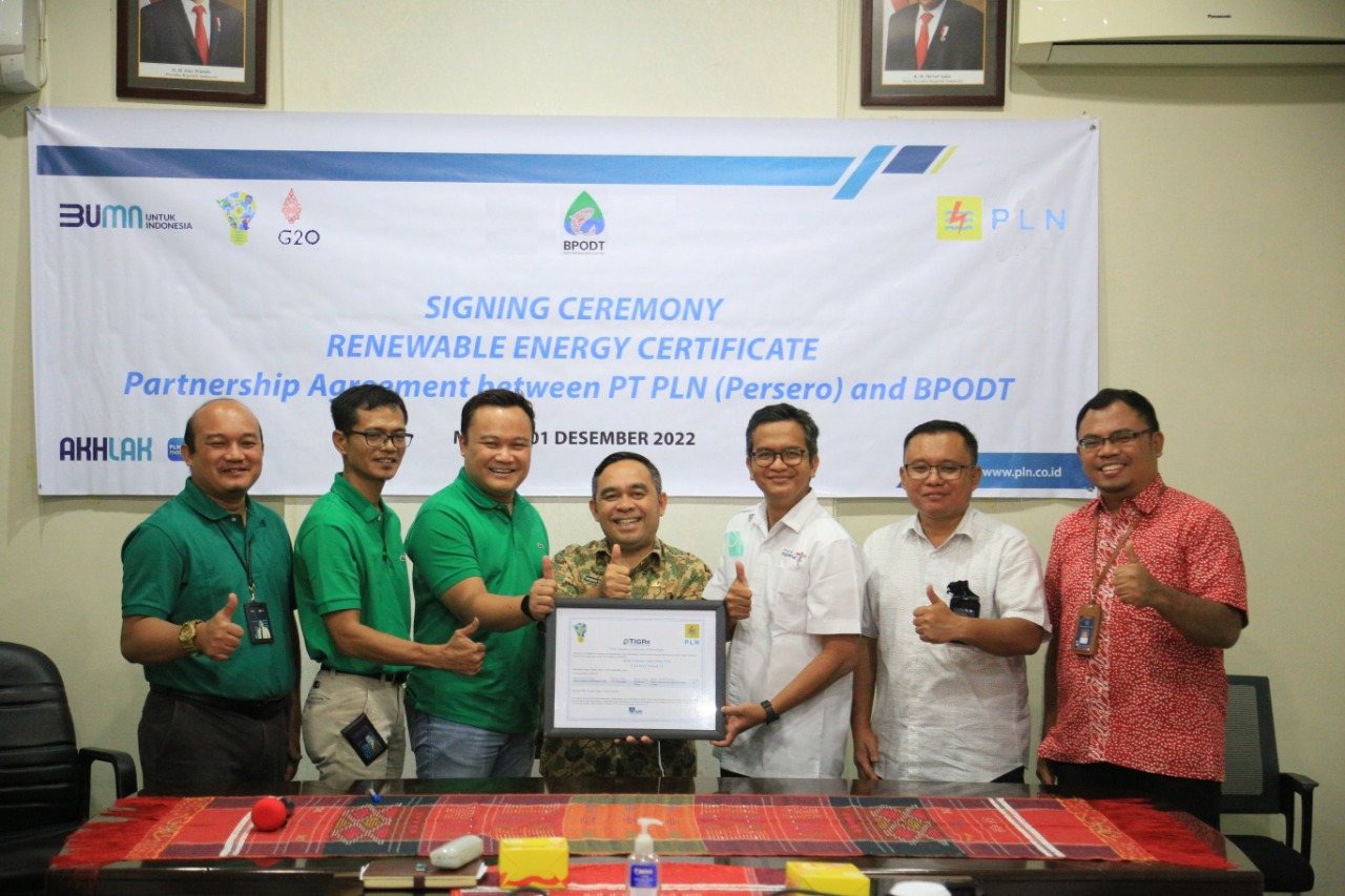 PLN Serahkan Sertifikat REC Pertama di Indonesia Untuk Kawasan Danau Toba