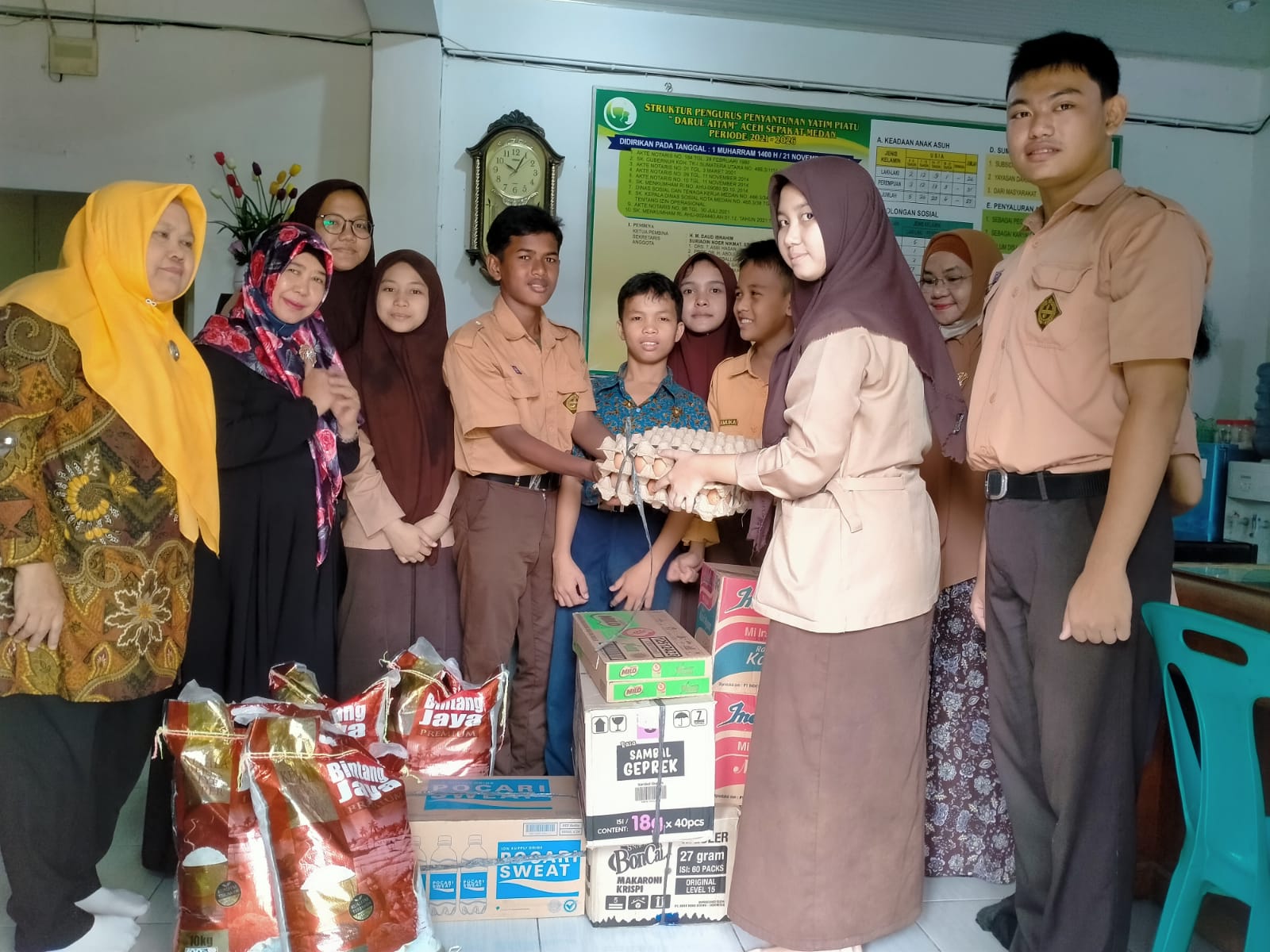 OSIS dan MPK SMAN 6 Medan Melaksanakan Bhakti Sosial Ke Panti Asuhan