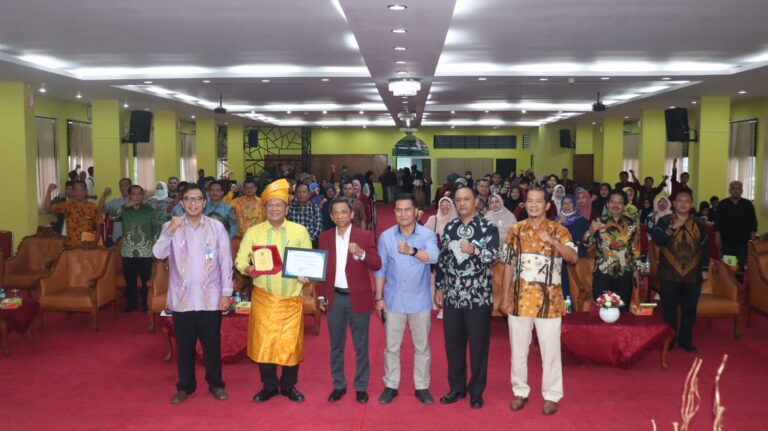 Berhasil Kembangkan Bawang Merah, Wali Kota Padangsidimpuan Irsan Efendi Nasution Terima Award Dari UISU