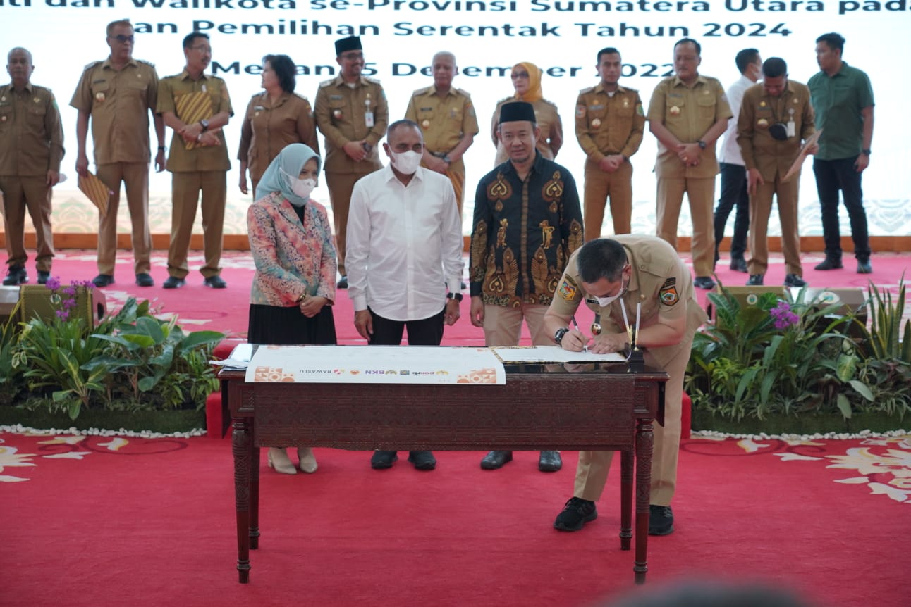 Bupati Pakak Bharat Tanda Tangani Integritas Netralitas ASN