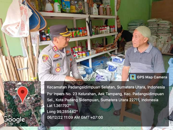 Kapolres Padangsidimpuan Menyapa Pemilik toko Usaha Dagang Mamura Jaya di pasar Saroha