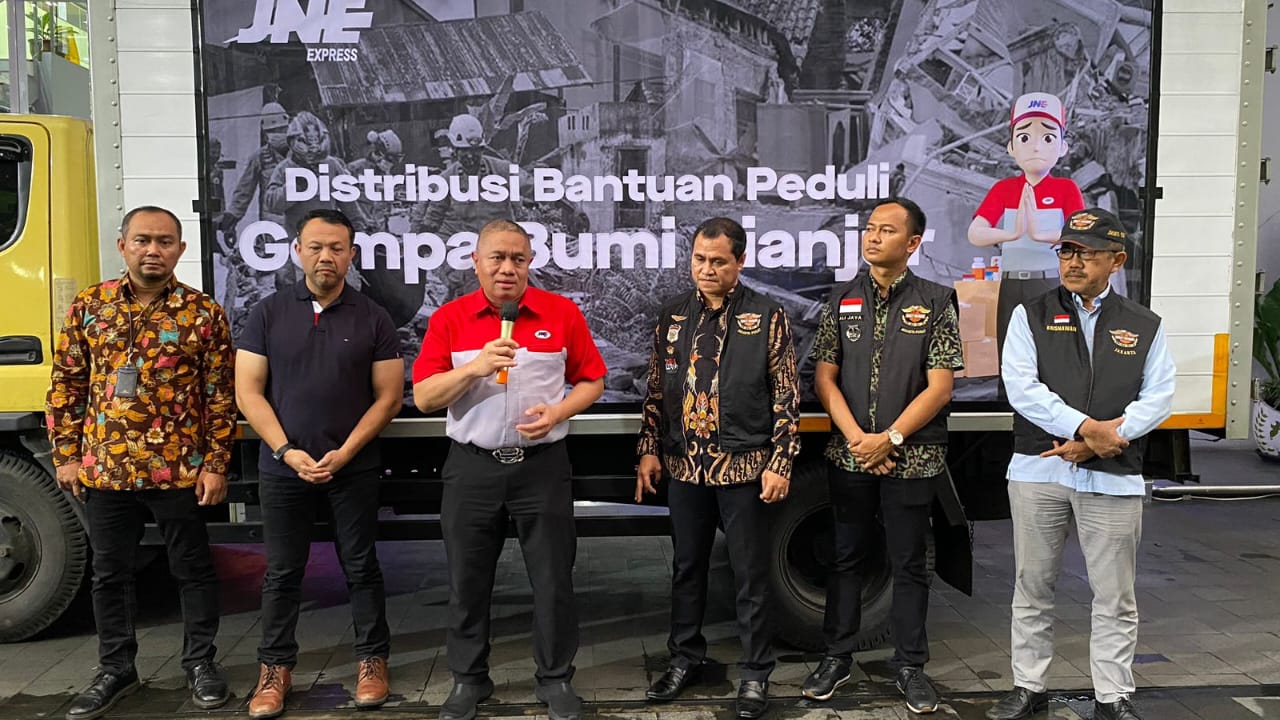 JNE Serahkan 3,2 Ton Bantuan ke Pemerintah Kabupaten Cianjur