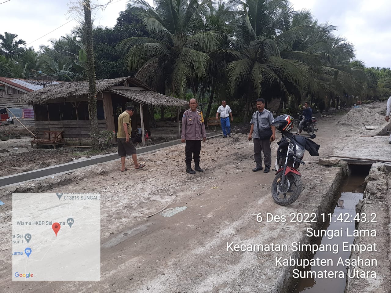 Bhabinkamtibmas Polsek Simpang Empat monitoring pembuatan drainase