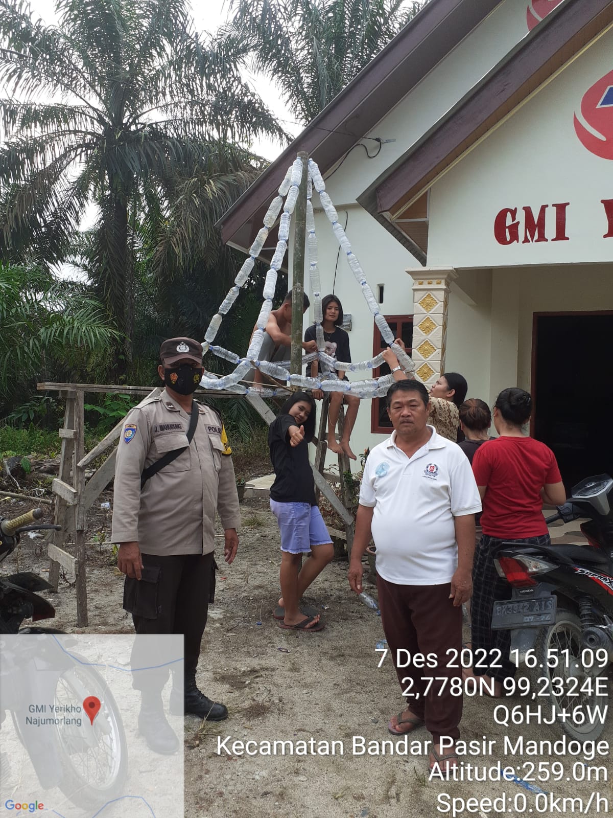 Kesiapan di Gereja GMI Yerikho, Bhabinkamtibmas Polsek Bandar Pasir Mandoge Sambang Warga